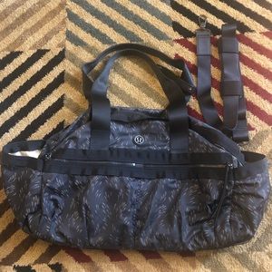 Lululemon- blk duffle/gym bag with reflectivity